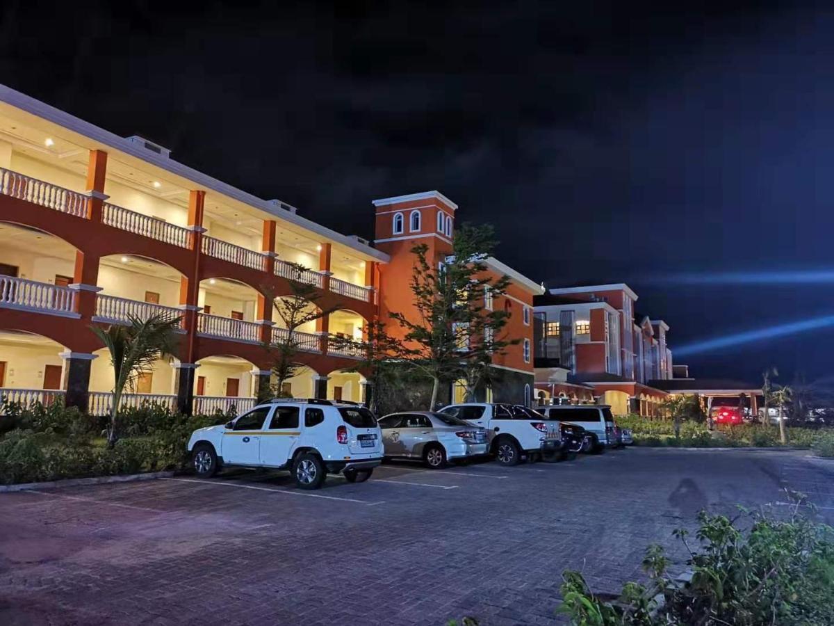 Golden Peacock Resort Hotel Beira Exteriör bild