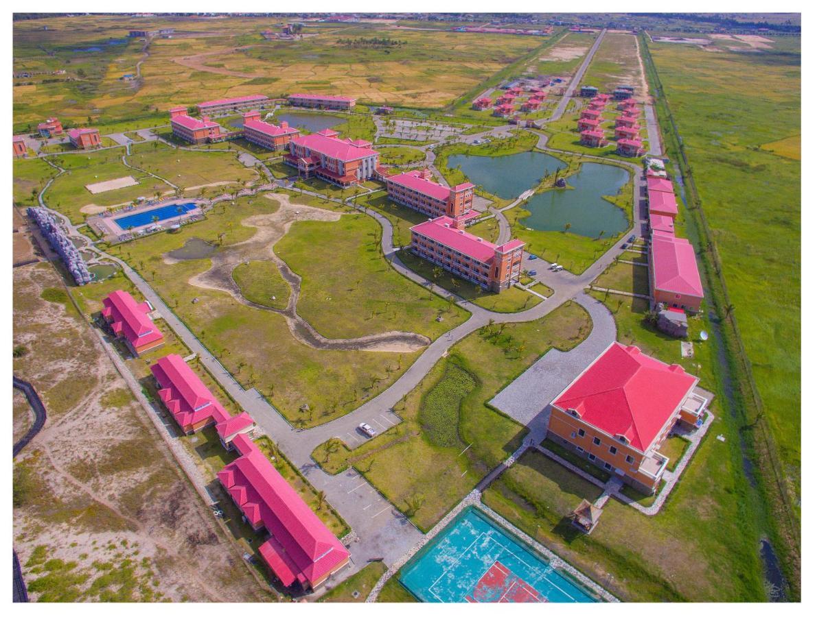 Golden Peacock Resort Hotel Beira Exteriör bild